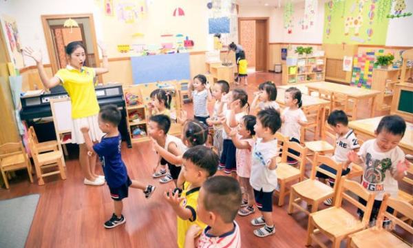 幼儿起名字的意义绘画,幼儿园大班我的名字由来ppt图2