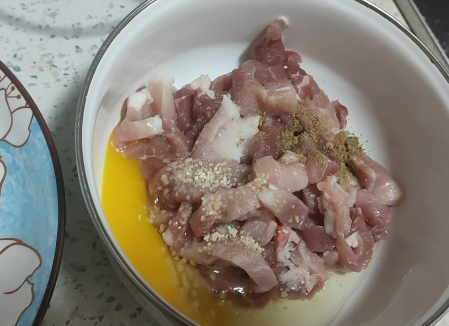 炸酥肉怎么做好吃,炸酥肉到底用面粉还是淀粉图1