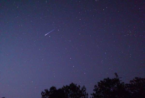 天上星星为何一闪一闪的，为什么夜空总是有星星歌曲