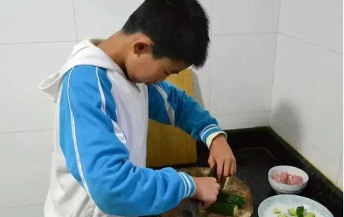 教孩子做饭有什么好处,教育部9月起中小学生要学煮饭种菜