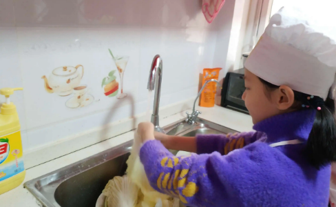 教孩子做饭有什么好处,教育部9月起中小学生要学煮饭种菜图2