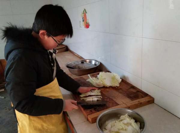 教孩子做饭有什么好处,教育部9月起中小学生要学煮饭种菜图5