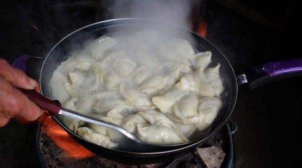 煮冻饺子要解冻,速冻水饺需要解冻再煮图3