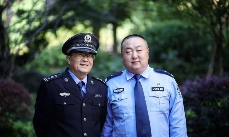 退休民警可以穿警服,退休民警穿警服违法图2