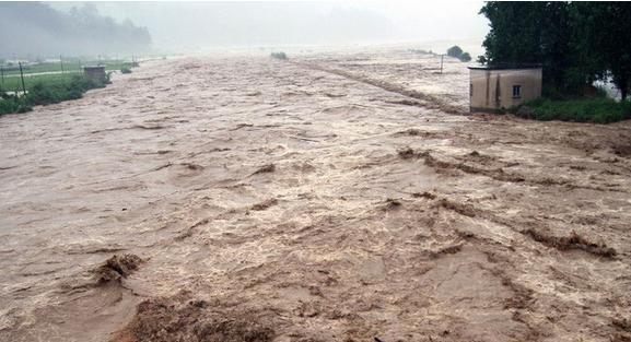 梦见大雨大水是什么预兆解梦,周公解梦梦见下大雨涨大水什么意思