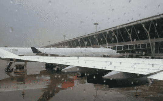 雨天飞机可以飞，下雨天飞机可以正常起飞降落吗图2