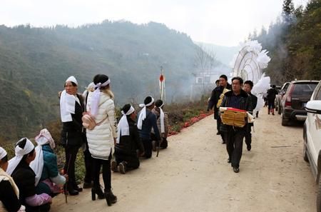 梦见亲戚死了办丧事是什么兆头,梦见亲人死了在办丧事好不好图1