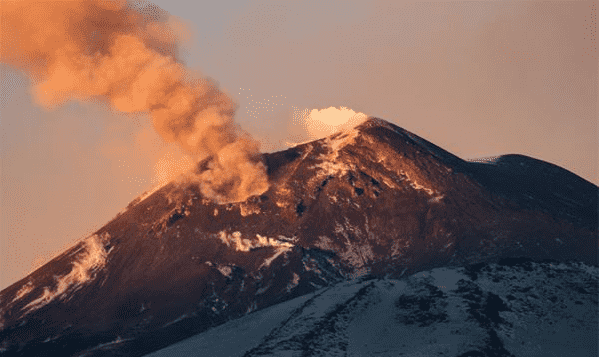 梦到火山爆发是什么征兆,梦见火山爆发预示着什么有什么特殊意思