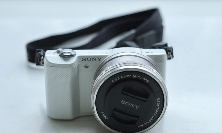 sony a5000 怎么充电,索尼a5000充电口是哪个图3