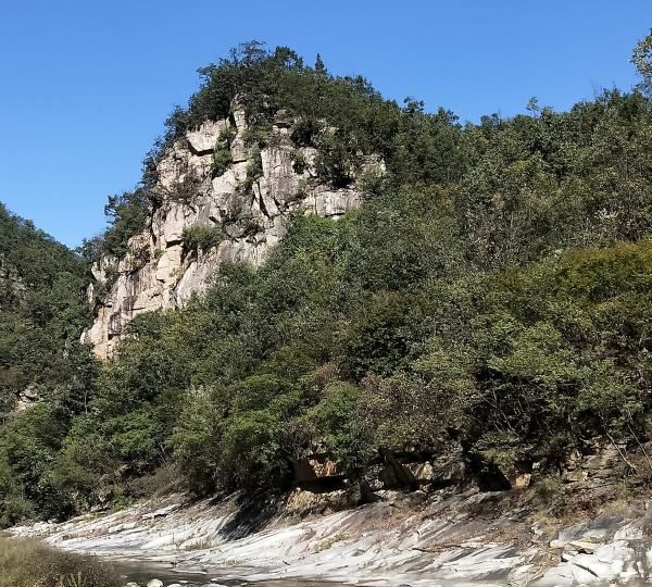 峻峭的拼音,险峻陡峭的意思图2