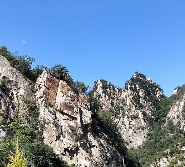 峻峭的拼音,险峻陡峭的意思图3