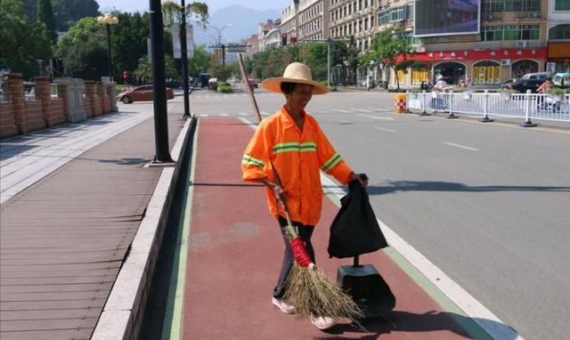 扫大街是什么意思,梦见扫马路是什么意思图3