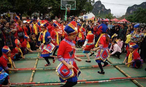 抛绣球是哪一个少数民族,抛绣球是哪个民族传统的体育项目图2