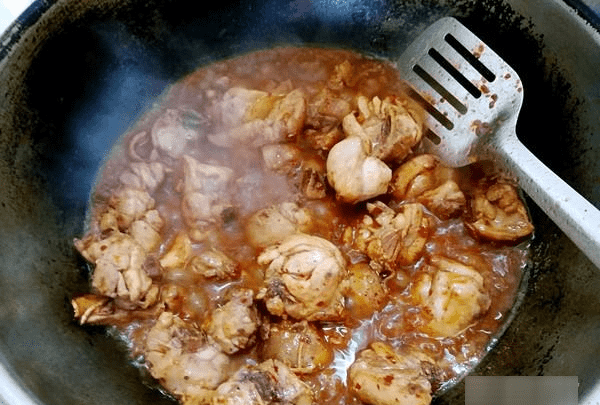 鸡肉炖土豆的家常做法，鸡块炖土豆胡萝卜的做法图14