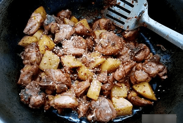 鸡肉炖土豆的家常做法,土豆炖鸡胸肉的做法大全图9