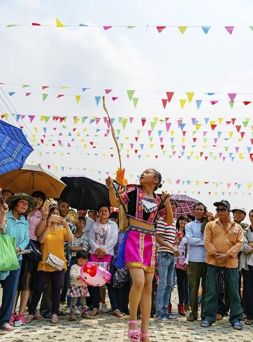 抛绣球是哪一个民族的传统活动,抛绣球是哪个少数民族的风俗图4